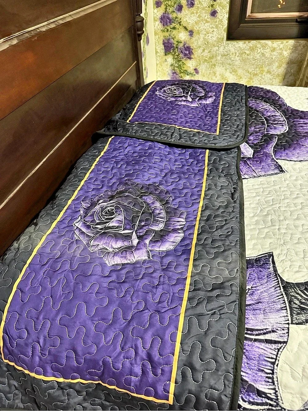 NEW. !! Purple & White Floral Quilt with Coordinating Shams
